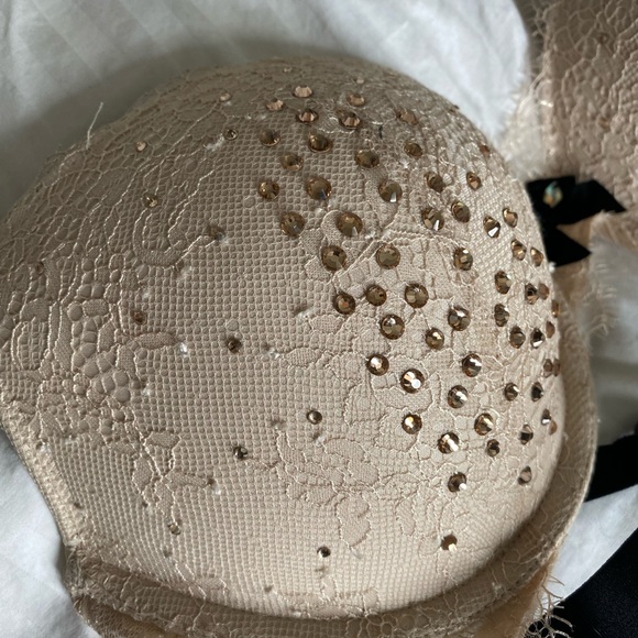 Victoria’s Secret Push-up Bra 32DD - Picture 4 of 4